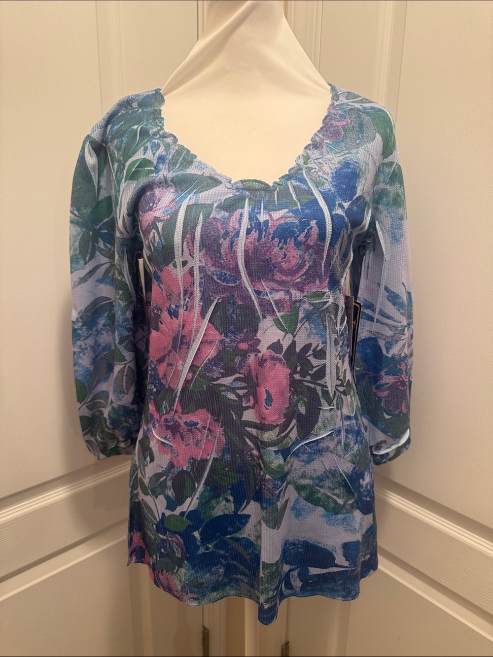 Jane Ashley Floral Print V-Neck Women’s Top in Blue and Pink - Size S